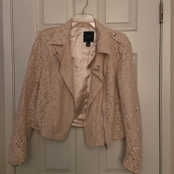 Powder pink lace and silk coat. - Picture 3 of 5